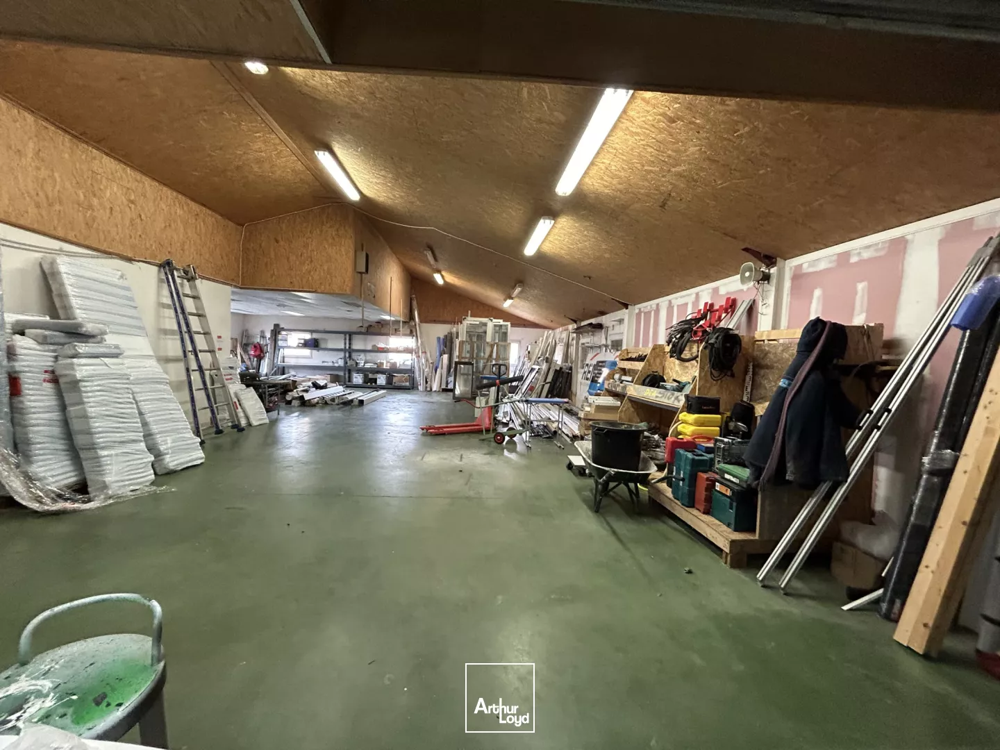 A LOUER - LOCAL - 385 M2 - SHOWROOM - BUREAUX - STOCKAGE - PORNIC