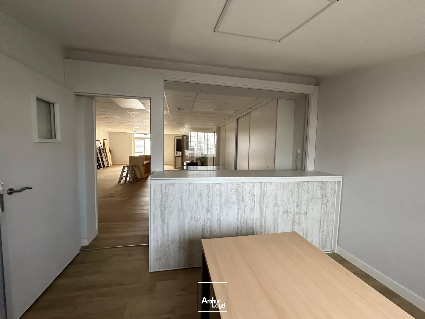 A LOUER - LOCAL - 385 M2 - SHOWROOM - BUREAUX - STOCKAGE - PORNIC