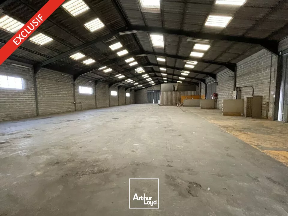À louer - Local d'activité de 990 m² avec bureaux à Avignon La Courtine - Accès rapide gare TGV
