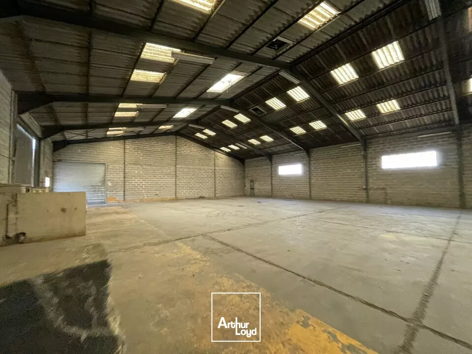 À louer - Local d'activité de 990 m² avec bureaux à Avignon La Courtine - Accès rapide gare TGV