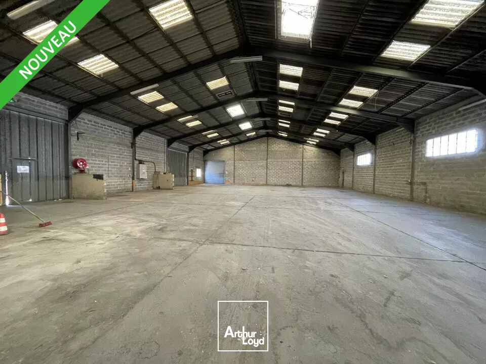 À louer - Local d'activité de 990 m² avec bureaux à Avignon La Courtine - Accès rapide gare TGV