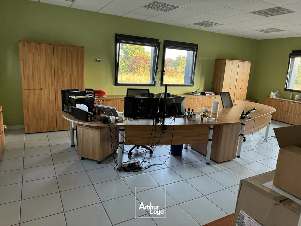 VENDRENNE  ENSEMBLE DE BUREAUX AVEC TERRAIN CONSTRUCTIBLE À LA VENTE