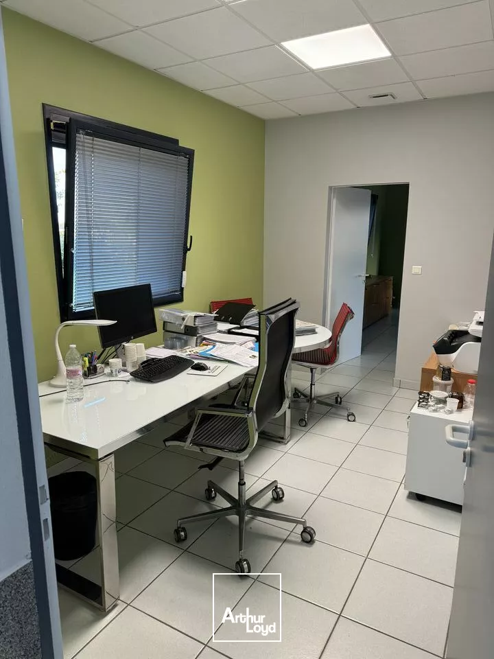 VENDRENNE  ENSEMBLE DE BUREAUX AVEC TERRAIN CONSTRUCTIBLE À LA VENTE