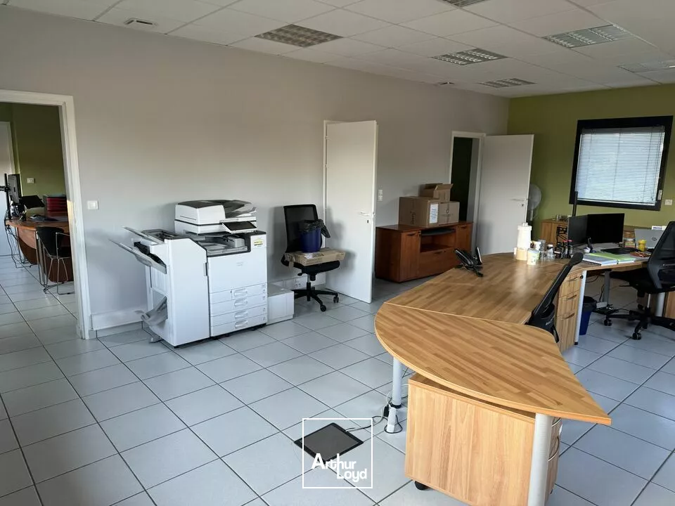 VENDRENNE  ENSEMBLE DE BUREAUX AVEC TERRAIN CONSTRUCTIBLE À LA VENTE
