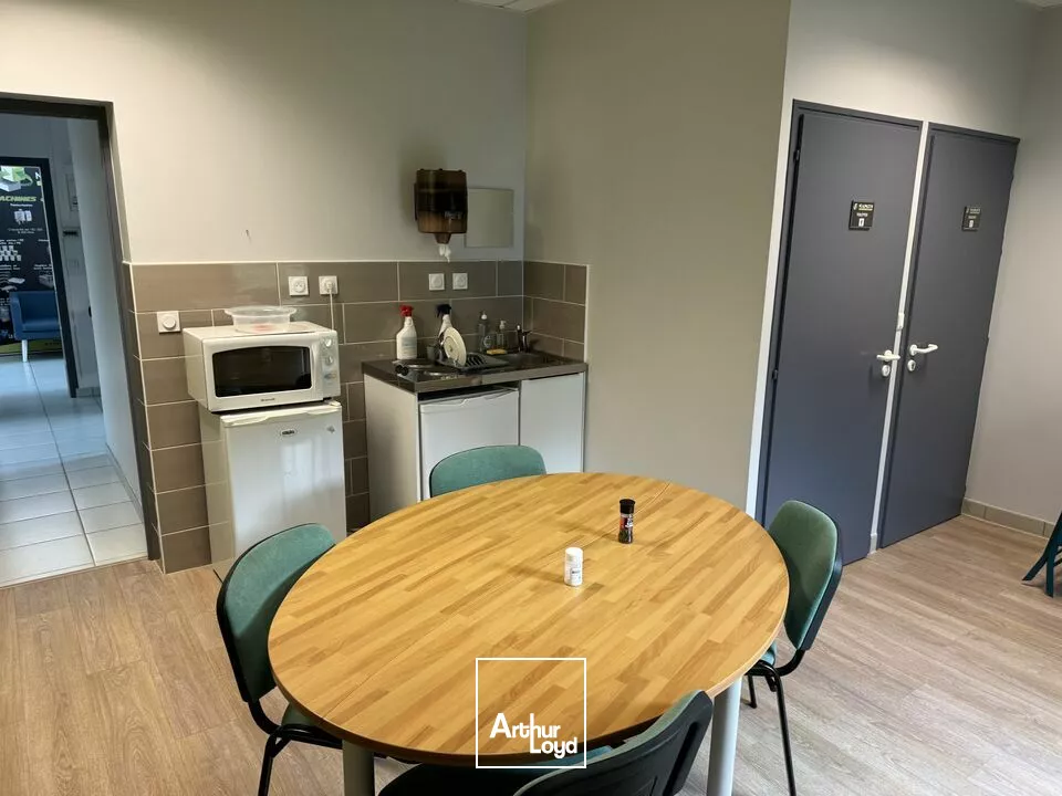 VENDRENNE  ENSEMBLE DE BUREAUX AVEC TERRAIN CONSTRUCTIBLE À LA VENTE