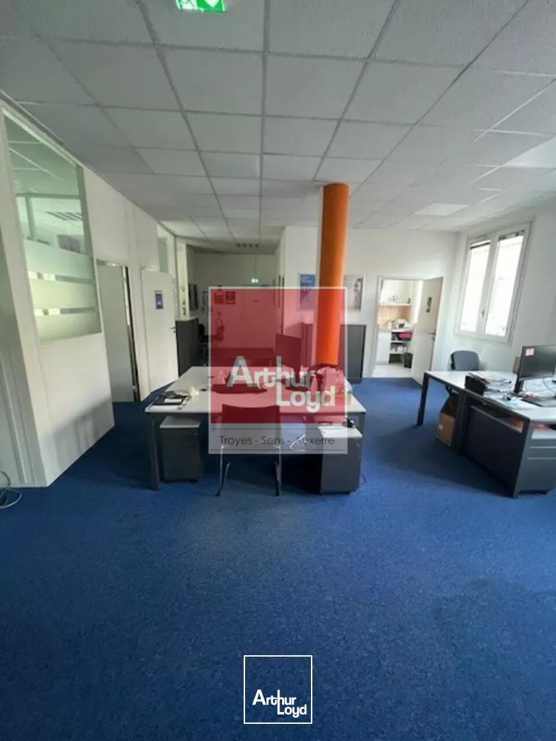 SENS - Cellule de bureaux en angle de rue, emplacement recherché 