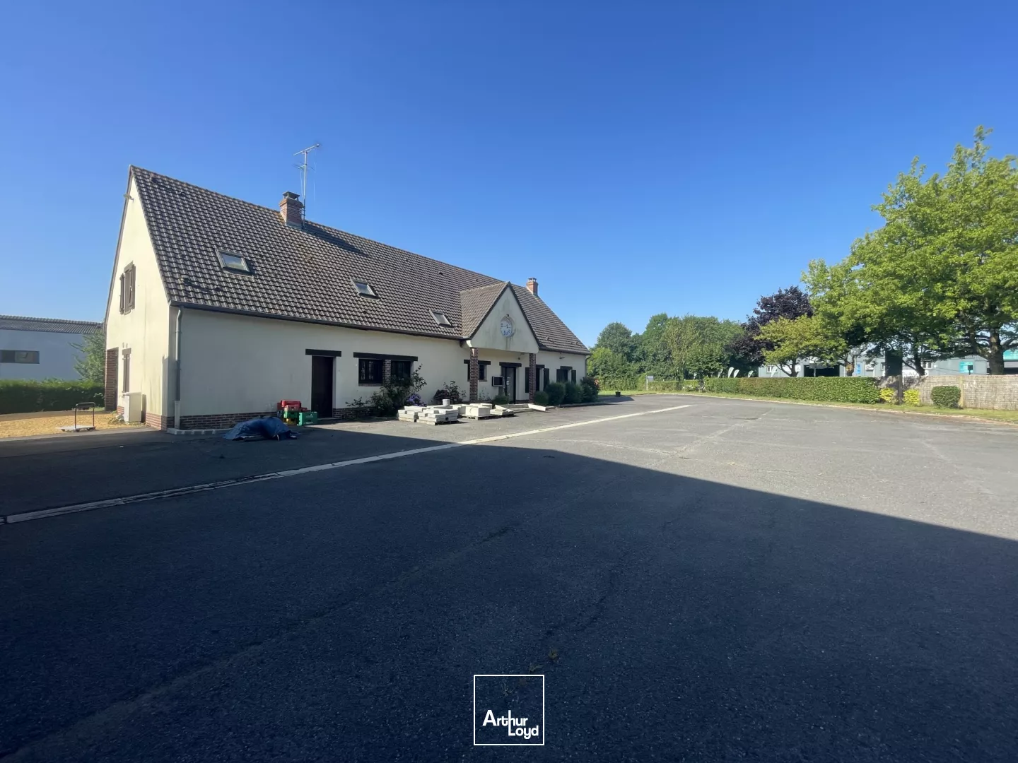 A VENDRE BÂTIMENT INDÉPENDANT - AXE CHAMBLY / BEAUVAIS