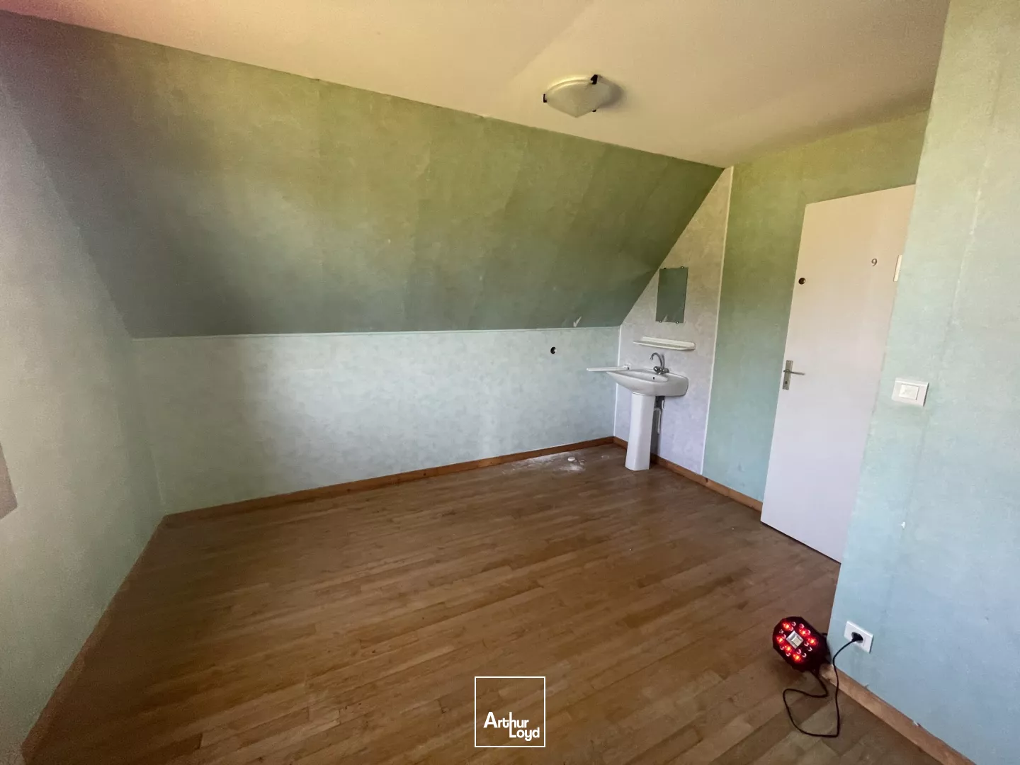 A VENDRE BÂTIMENT INDÉPENDANT - AXE CHAMBLY / BEAUVAIS