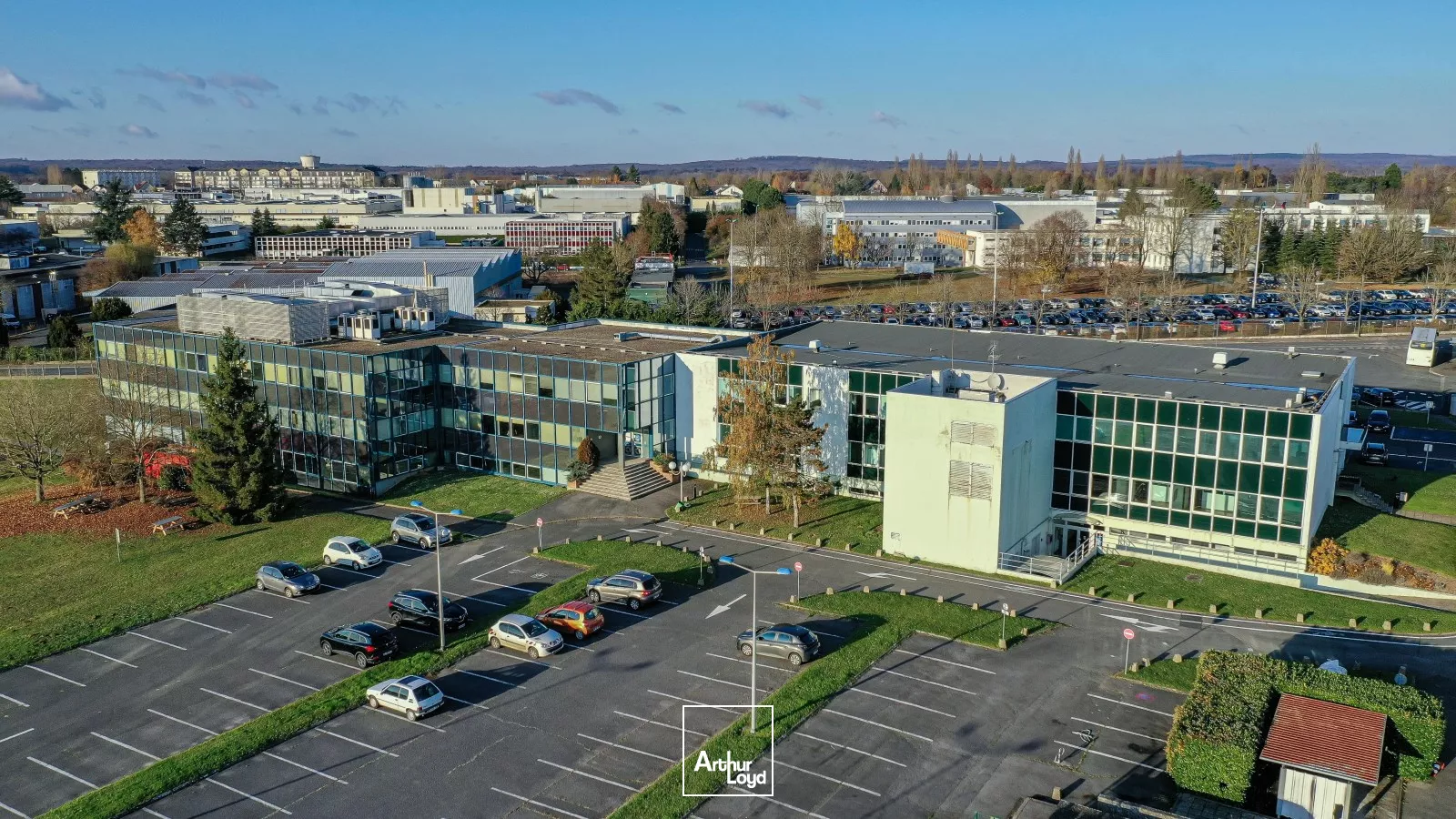A LOUER SURFACE DE BUREAUX - Z.A. DE SENLIS