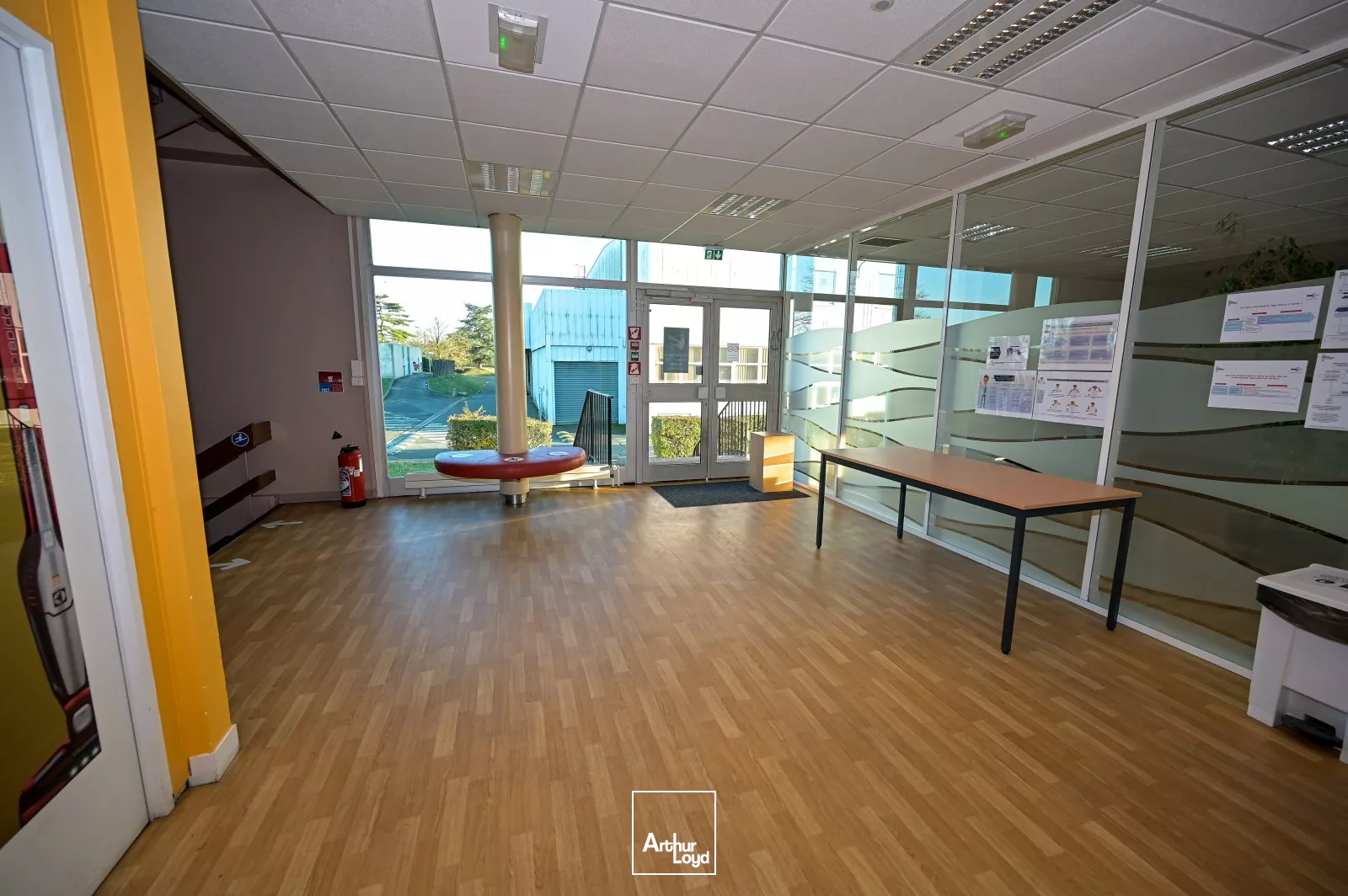 A LOUER SURFACE DE BUREAUX - Z.A. DE SENLIS