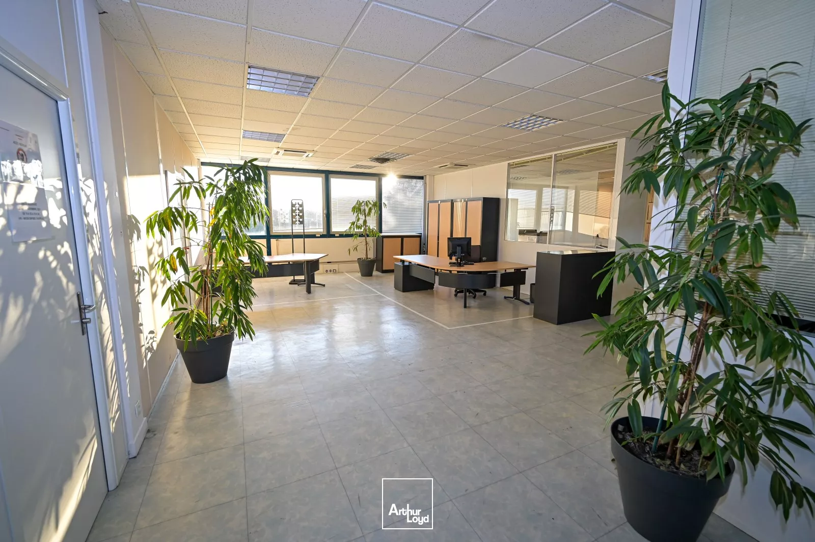 A LOUER SURFACE DE BUREAUX - Z.A. DE SENLIS
