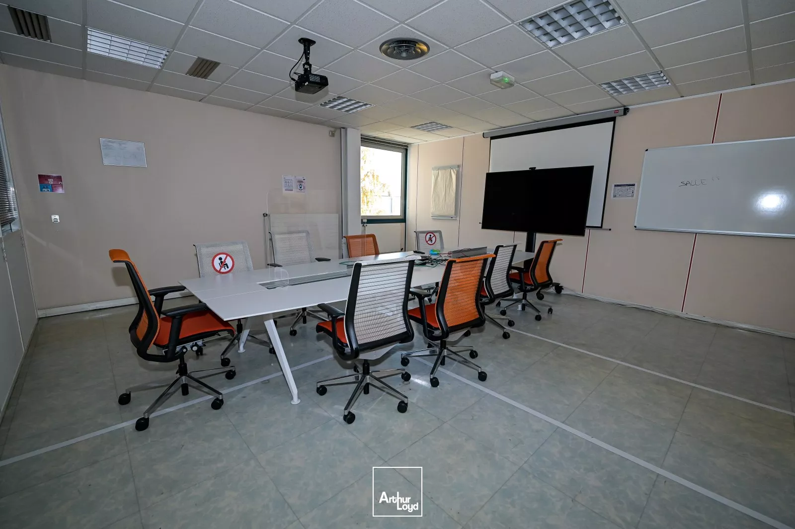 A LOUER SURFACE DE BUREAUX - Z.A. DE SENLIS