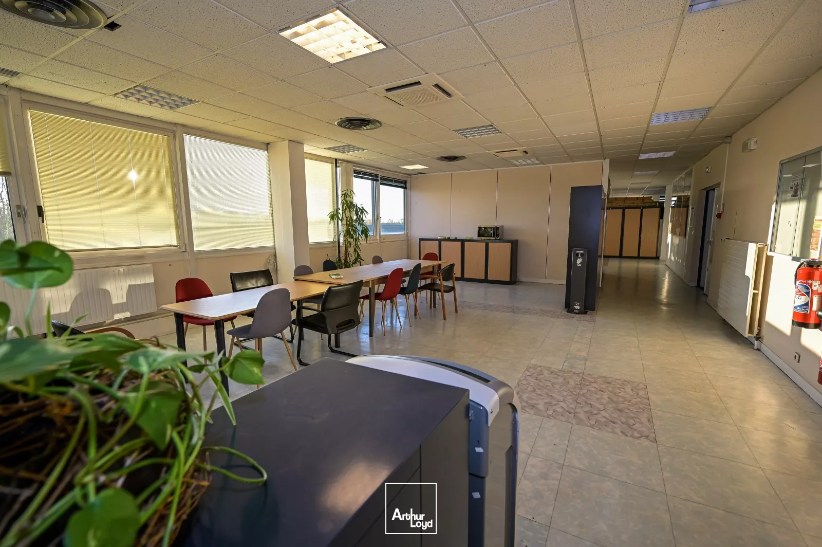 A LOUER SURFACE DE BUREAUX - Z.A. DE SENLIS