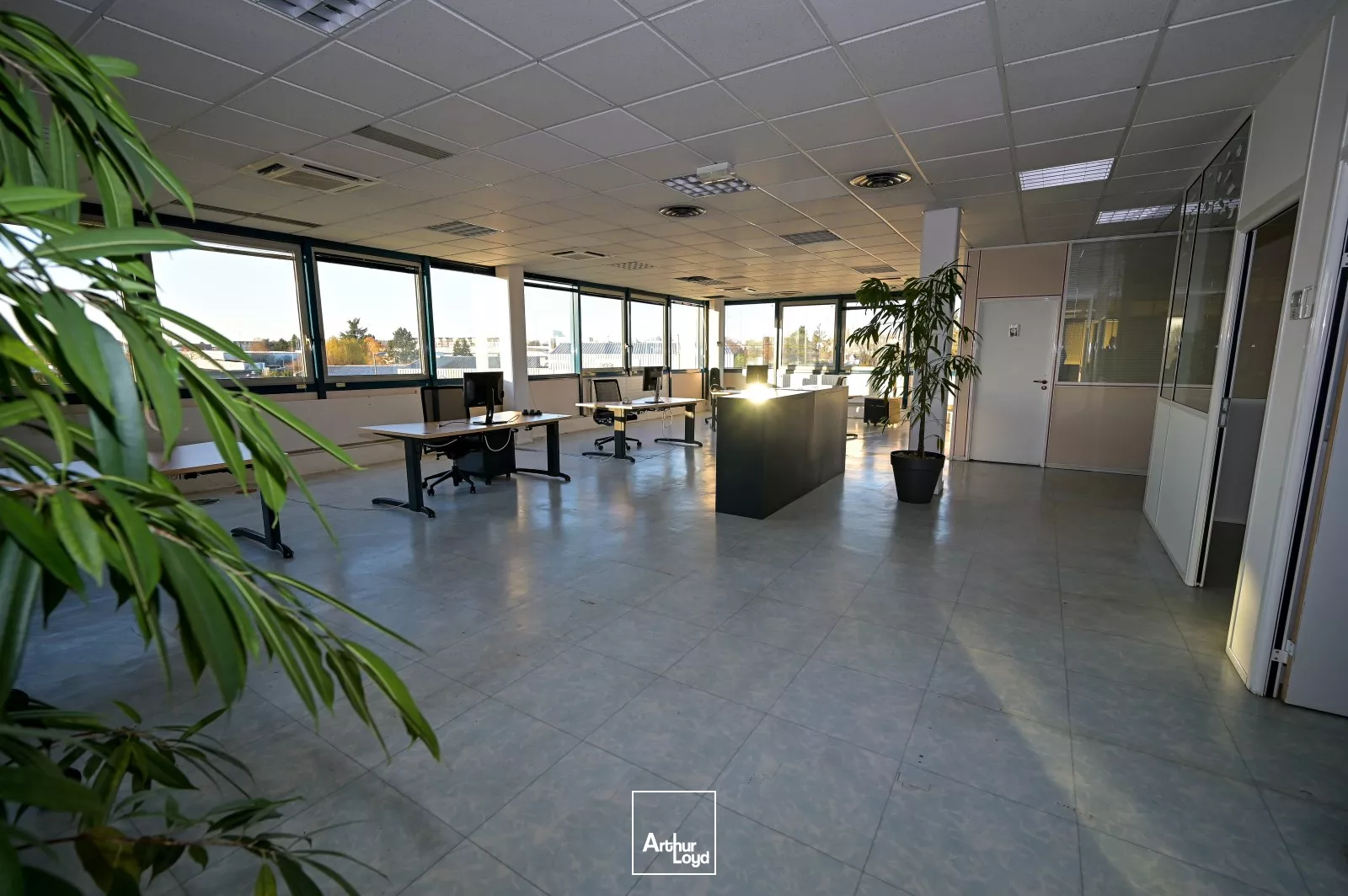 A LOUER SURFACE DE BUREAUX - Z.A. DE SENLIS
