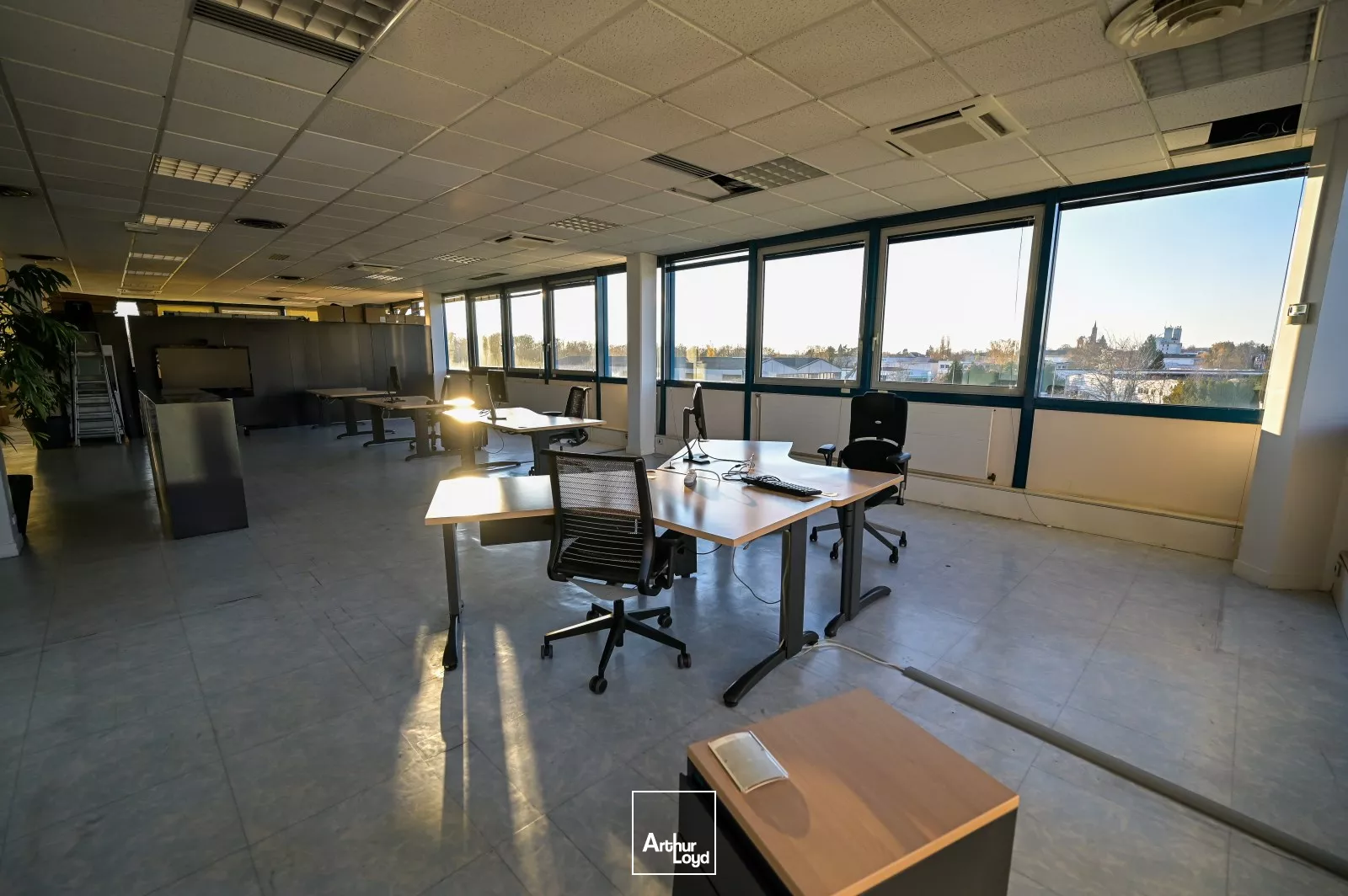 A LOUER SURFACE DE BUREAUX - Z.A. DE SENLIS