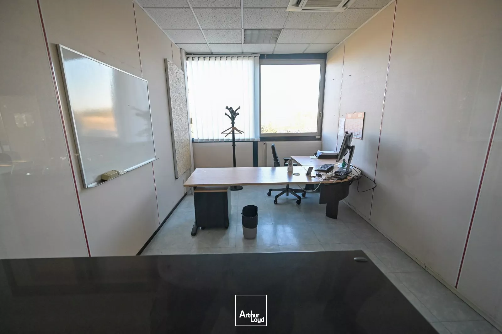 A LOUER SURFACE DE BUREAUX - Z.A. DE SENLIS