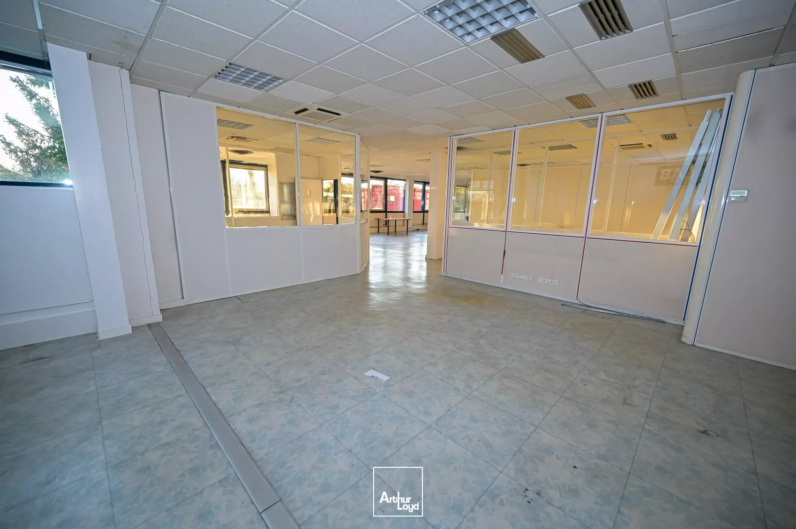 A LOUER SURFACE DE BUREAUX - Z.A. DE SENLIS