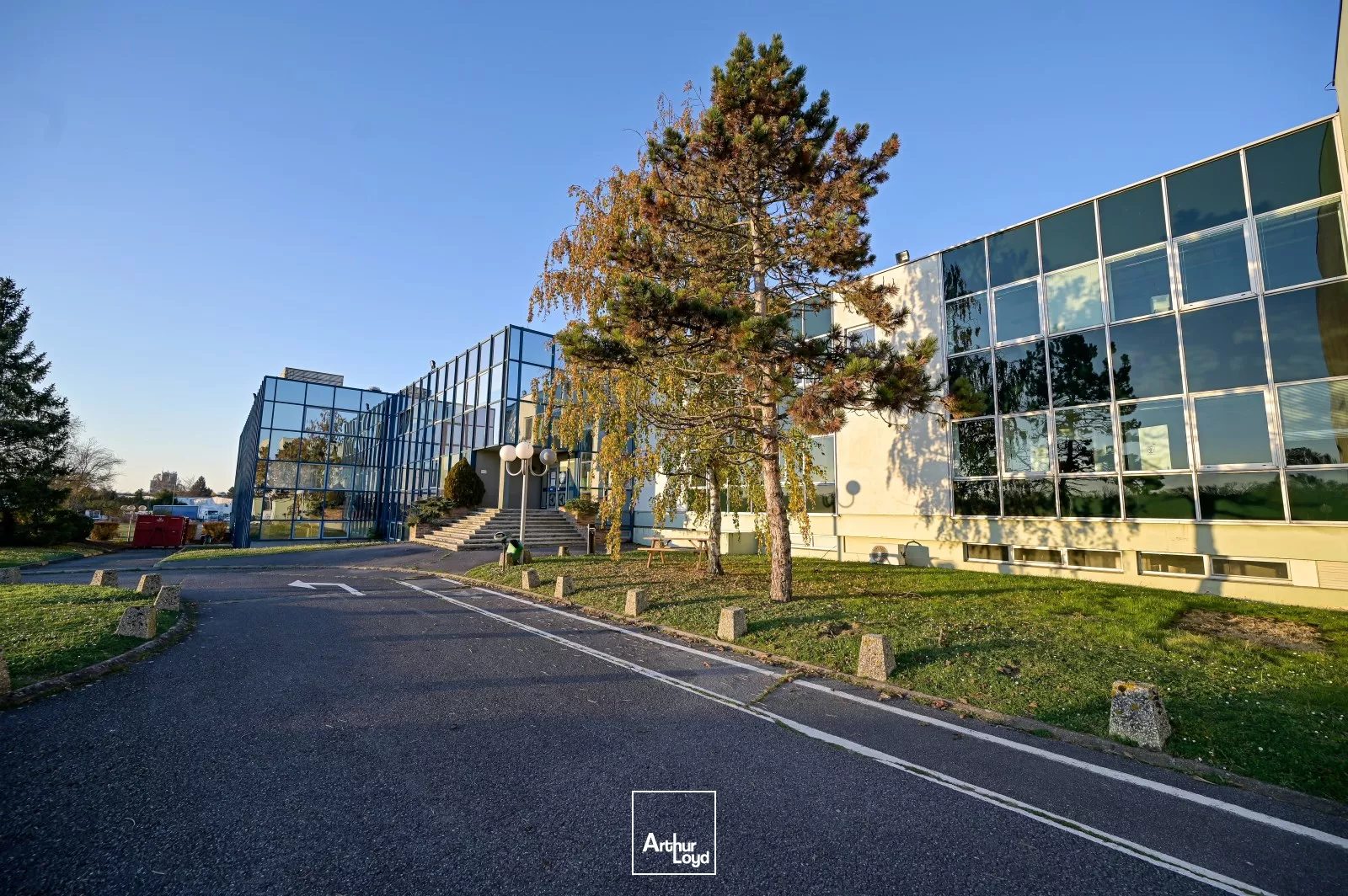 A LOUER SURFACE DE BUREAUX - Z.A. DE SENLIS