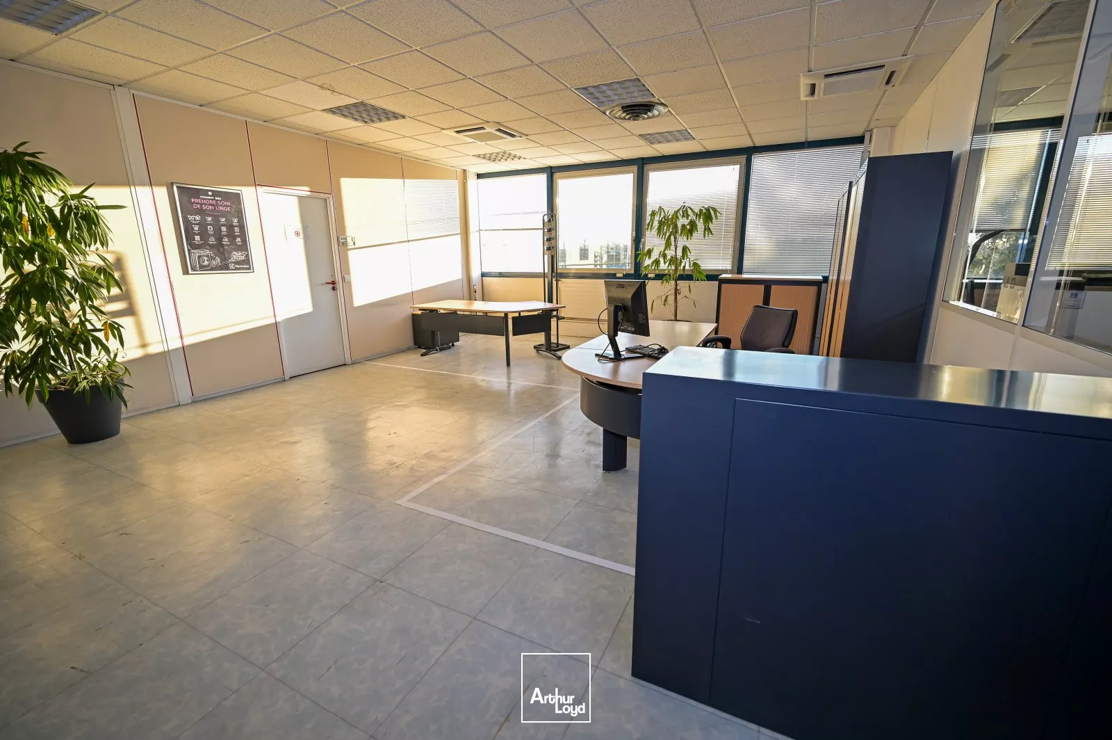 A LOUER SURFACE DE BUREAUX - Z.A. DE SENLIS