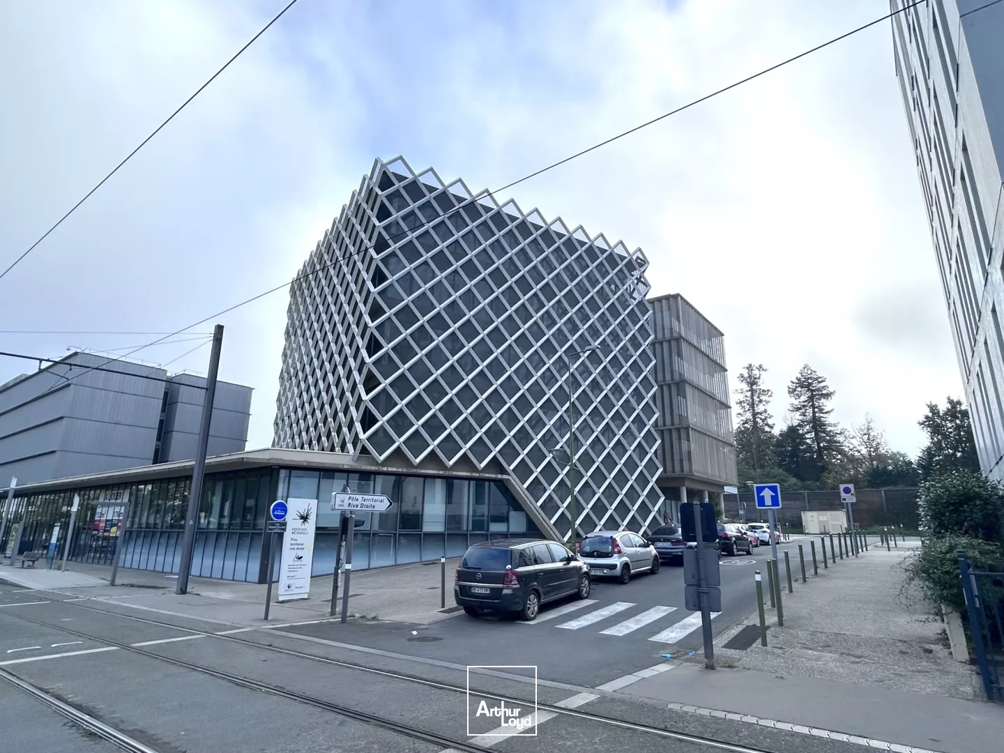 Deux locaux commerciaux divisibles avec beau linéaire de vitrine à louer à Lormont