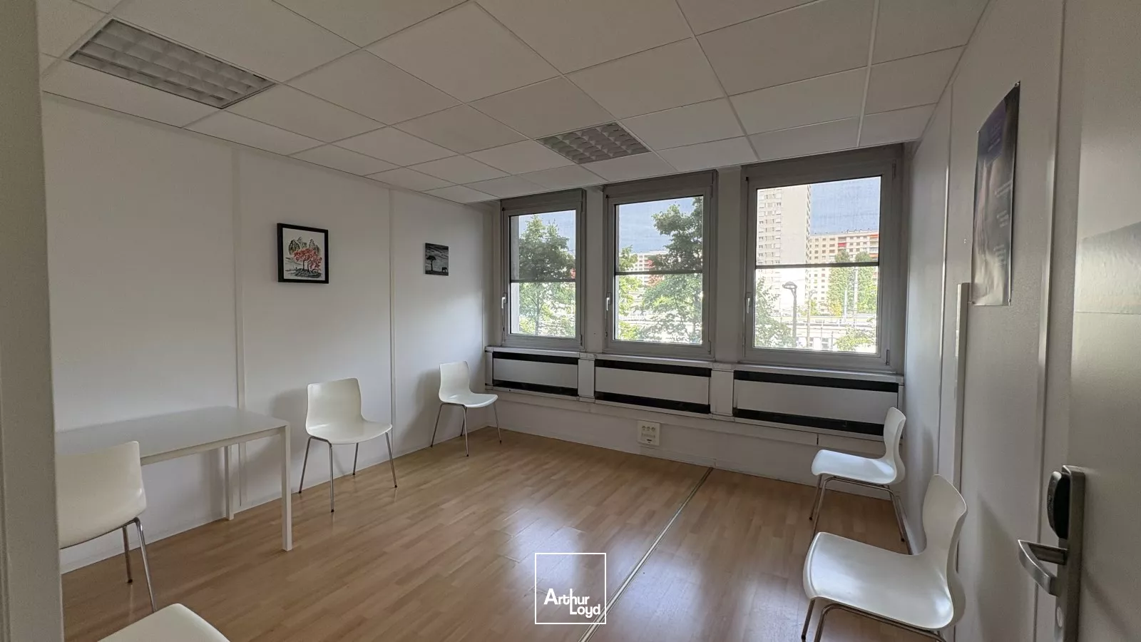Plateau de bureaux au pied de la gare d'Orléans - A VENDRE 287 m2 (lumineux et accessible aux personnes à mobilité réduite) !!