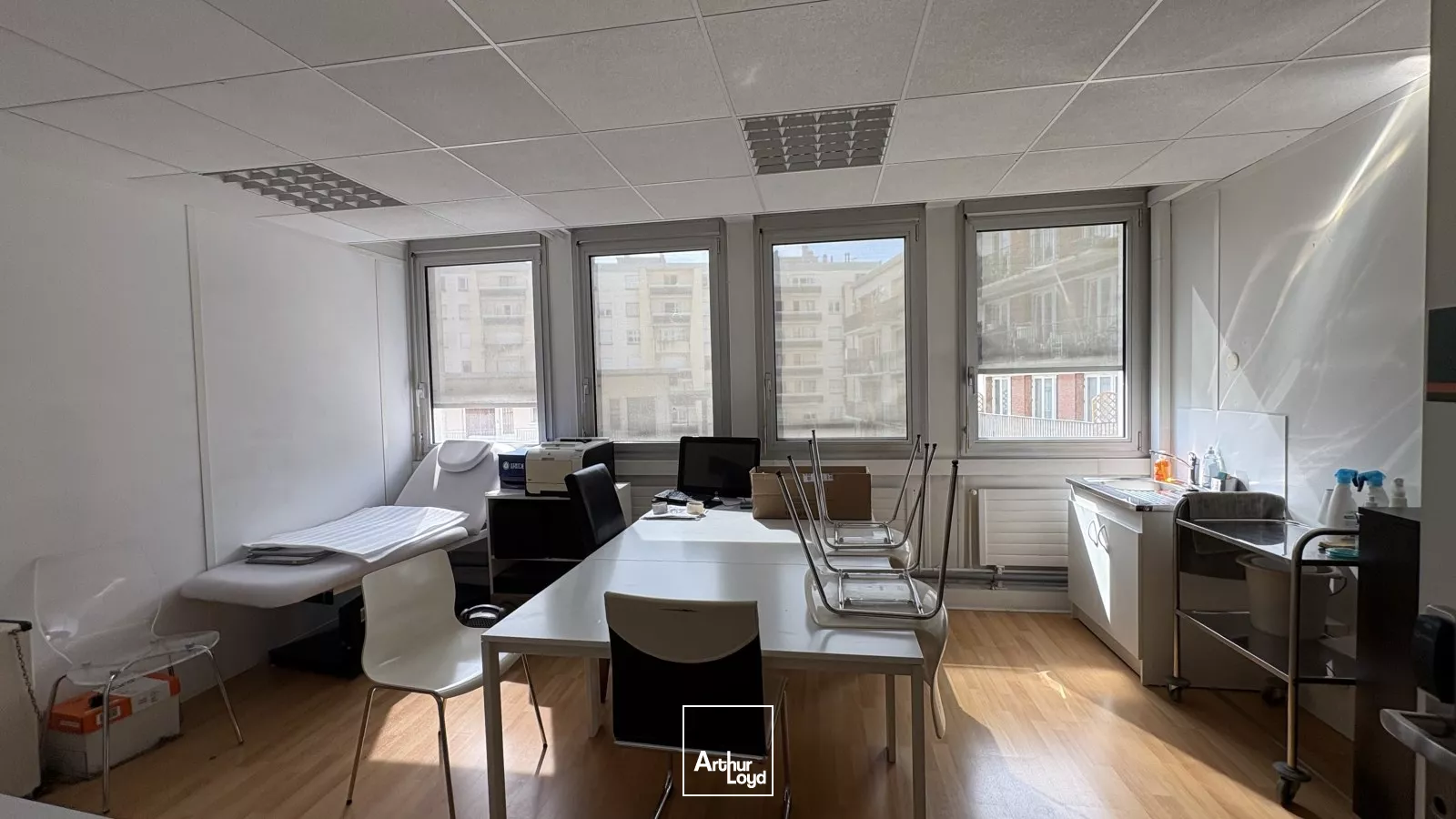 Plateau de bureaux au pied de la gare d'Orléans - A VENDRE 287 m2 (lumineux et accessible aux personnes à mobilité réduite) !!