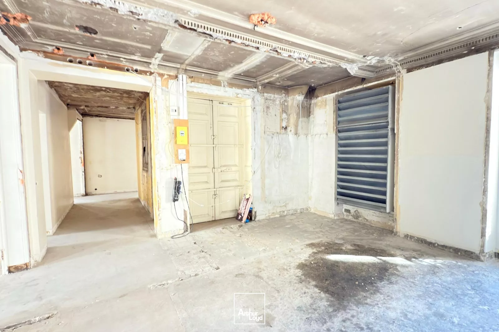 Opportunité de valorisation. Bureaux et locaux commerciaux à vendre dans un immeuble hausmanien d'angle, en pierre de taille.