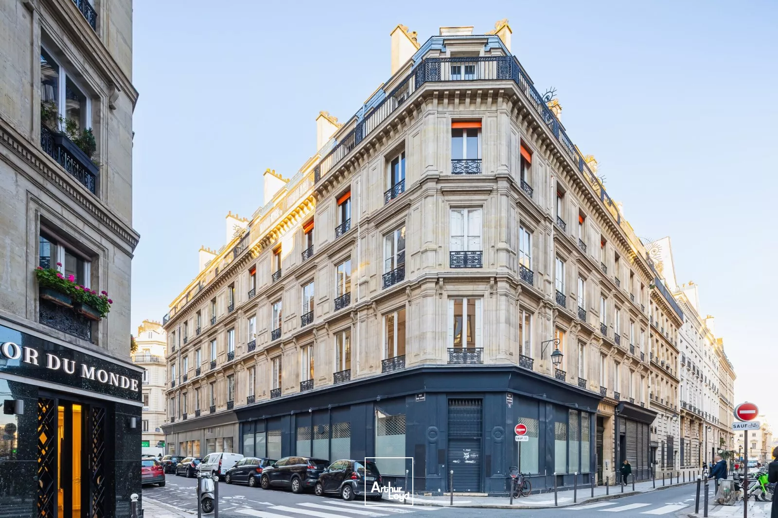 Opportunité de valorisation. Bureaux et locaux commerciaux à vendre dans un immeuble hausmanien d'angle, en pierre de taille.