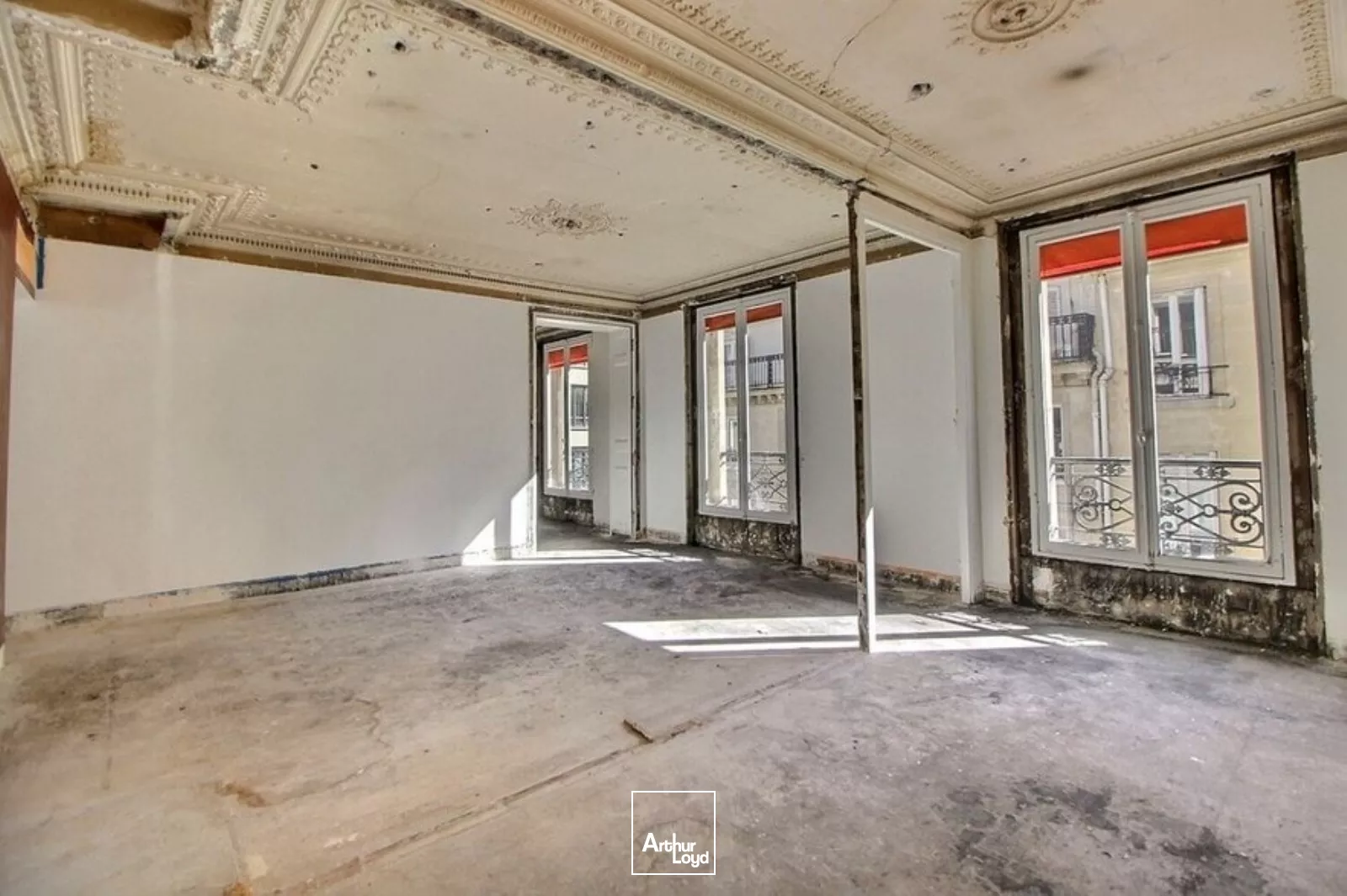 Opportunité de valorisation. Bureaux et locaux commerciaux à vendre dans un immeuble hausmanien d'angle, en pierre de taille.