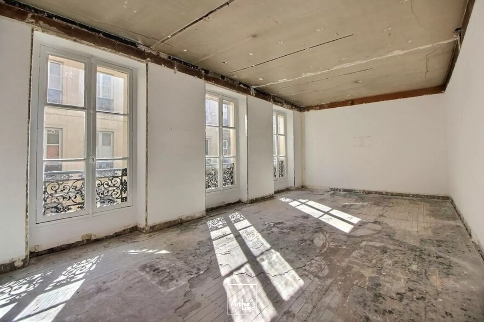 Opportunité de valorisation. Bureaux et locaux commerciaux à vendre dans un immeuble hausmanien d'angle, en pierre de taille.