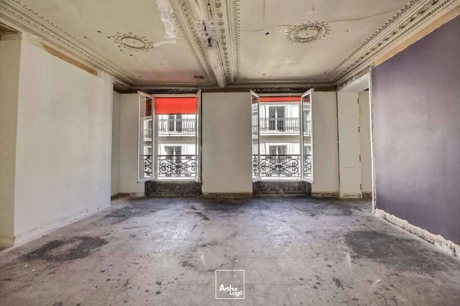 Opportunité de valorisation. Bureaux et locaux commerciaux à vendre dans un immeuble hausmanien d'angle, en pierre de taille.