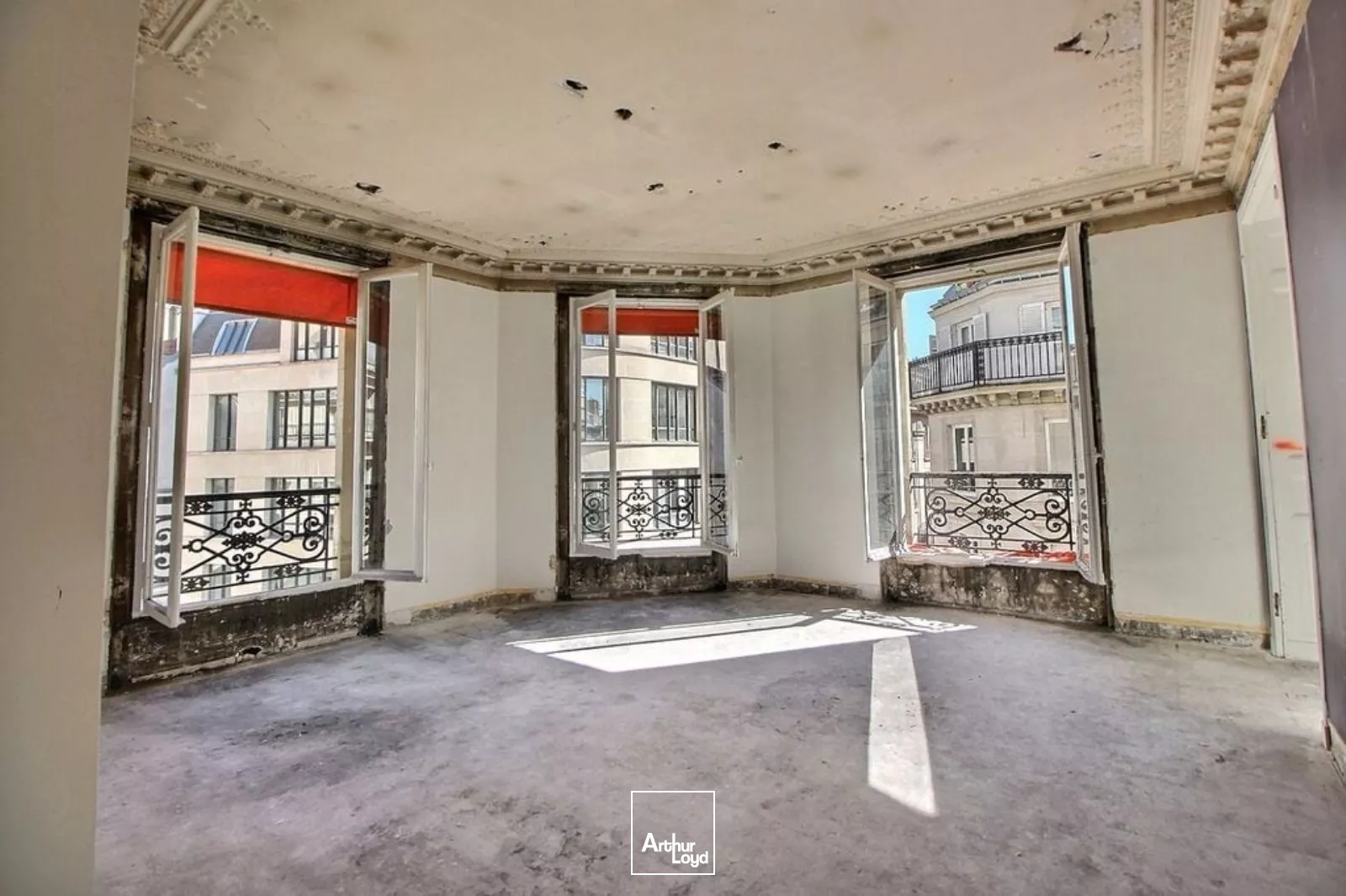 Opportunité de valorisation. Bureaux et locaux commerciaux à vendre dans un immeuble hausmanien d'angle, en pierre de taille.