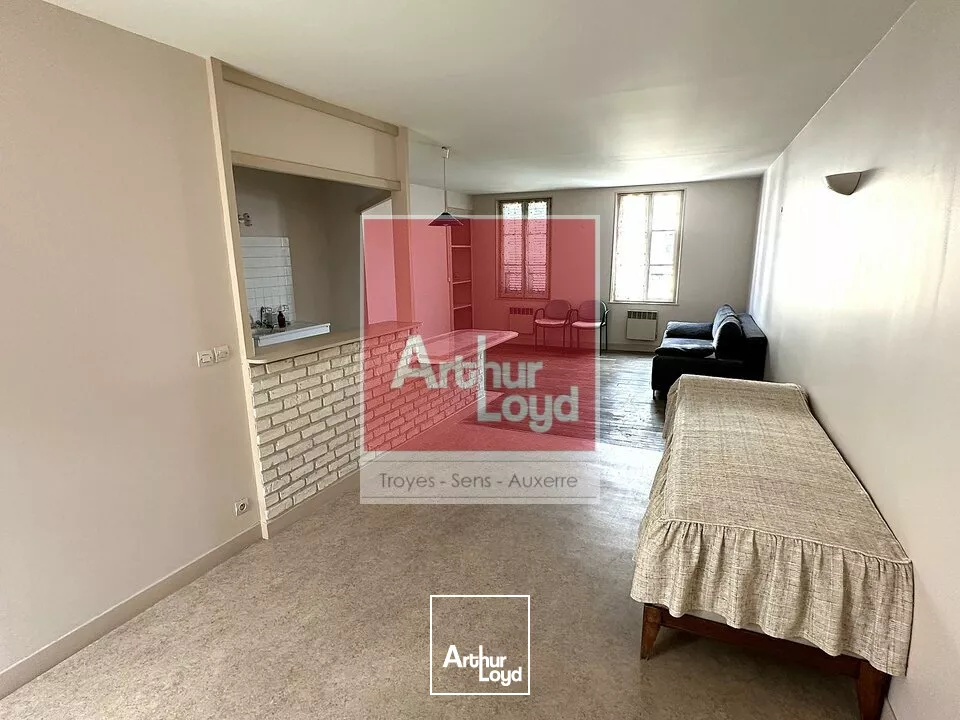 Immeuble à vendre avec local commercial - Troyes Centre-ville place de la Mairie