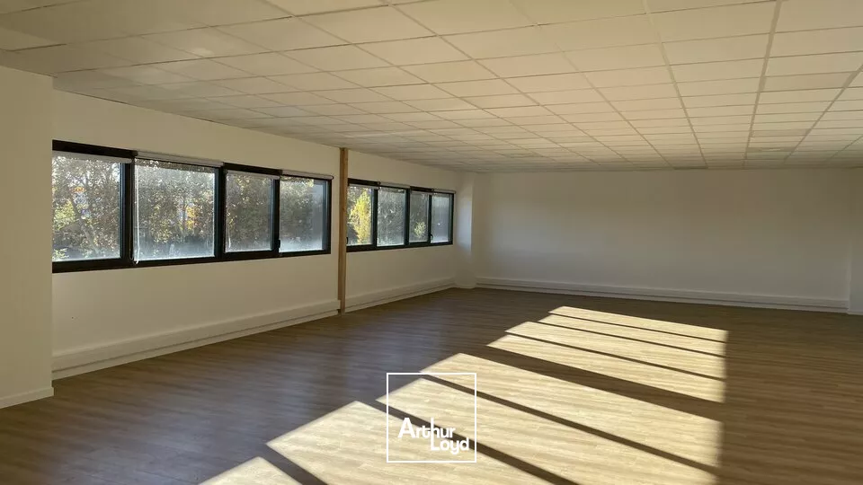 À louer - Cellule d'activité de 1 408 m² avec bureaux, quai et aire de manuvre - Parc neuf certifié à Graveson