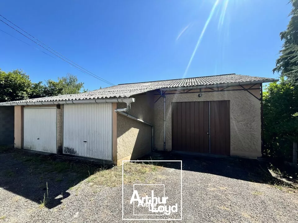 Local Industriel/Stockage 220 m² avec Deux Garages et Sous-Sol
