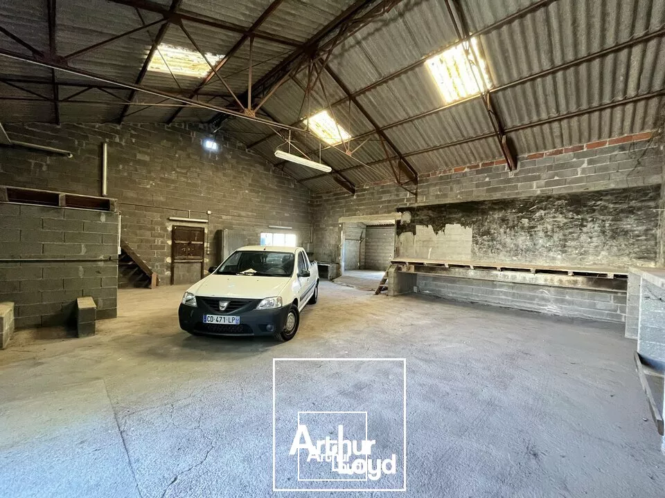 Local Industriel/Stockage 220 m² avec Deux Garages et Sous-Sol