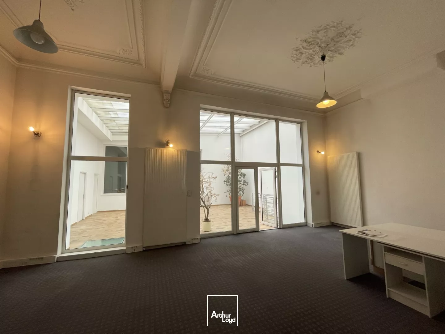 À LOUER - Ensemble de Bureaux de Caractère avec Cour Intérieure et Stationnement Privatif - Emplacement Premium Lille