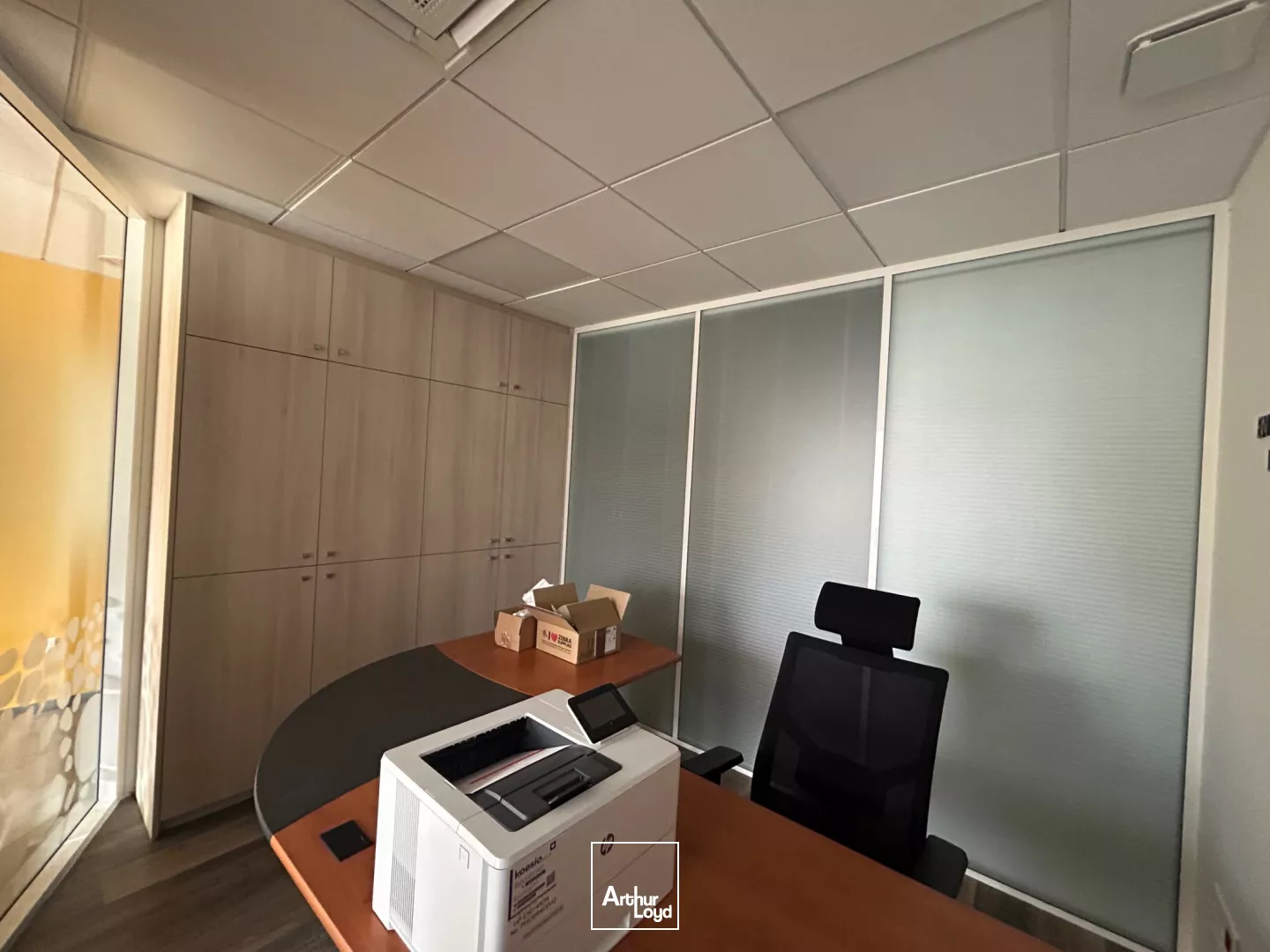 A LOUER - LOCAUX COMMERCIAUX - 150 M2 - SAINT-QUENTIN