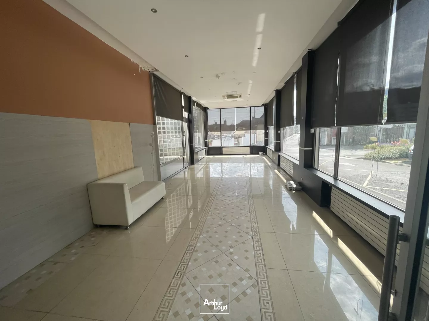 LOCAL COMMERCIAL - À VENDRE - 810 M2 - BEAUVAIS