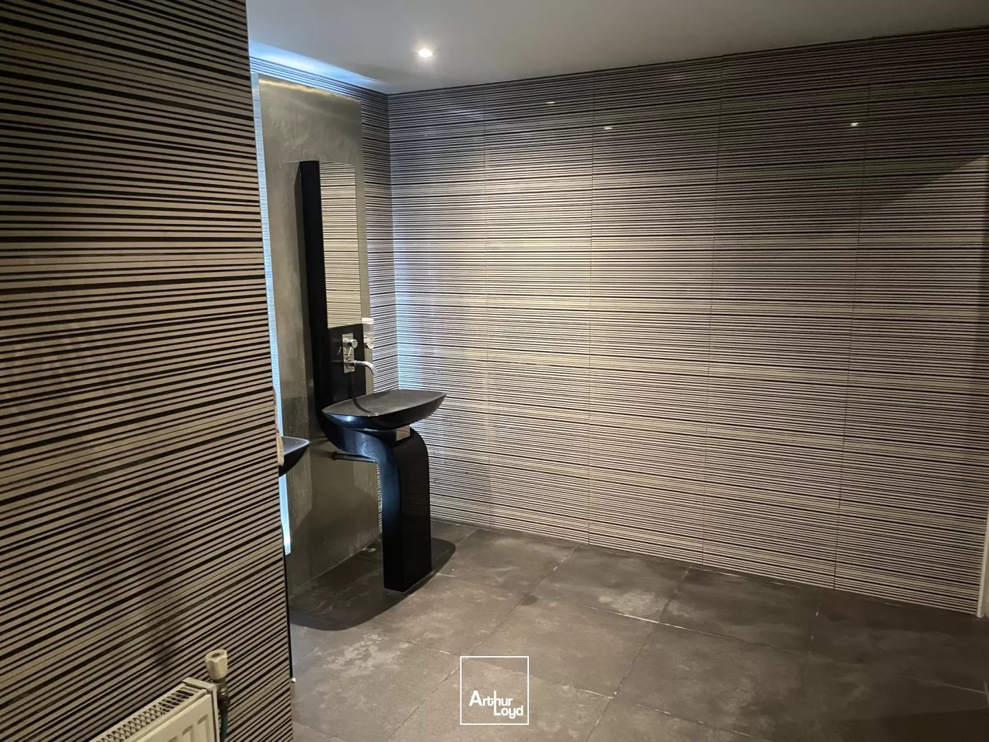 LOCAL COMMERCIAL - À VENDRE - 810 M2 - BEAUVAIS