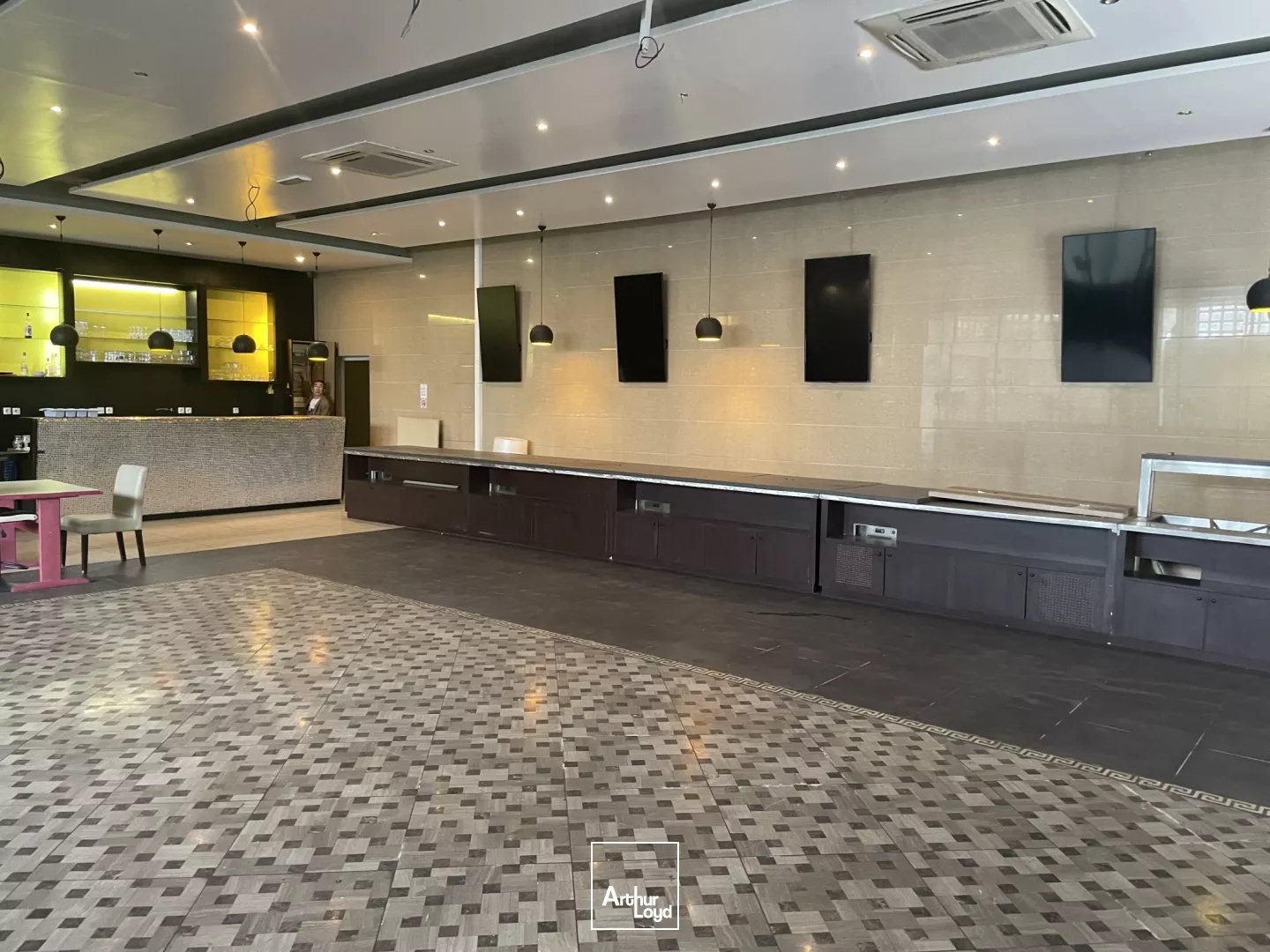 LOCAL COMMERCIAL - À VENDRE - 810 M2 - BEAUVAIS