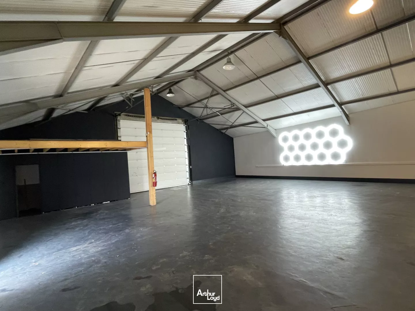 Ensemble d'activité d'environ 435m2 à louer