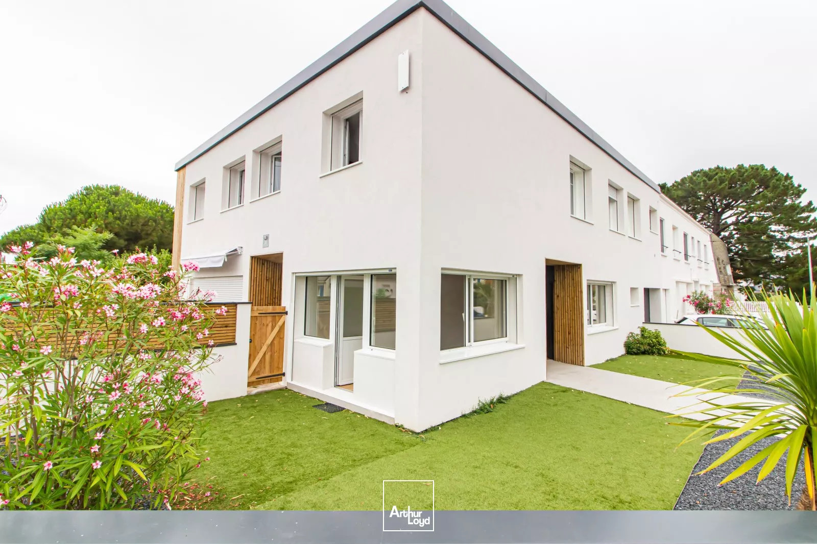 BUREAUX - LOCAUX PROFESSIONNELS - À LOUER - LA BAULE - 72 m2 - JARDIN PRIVATIF