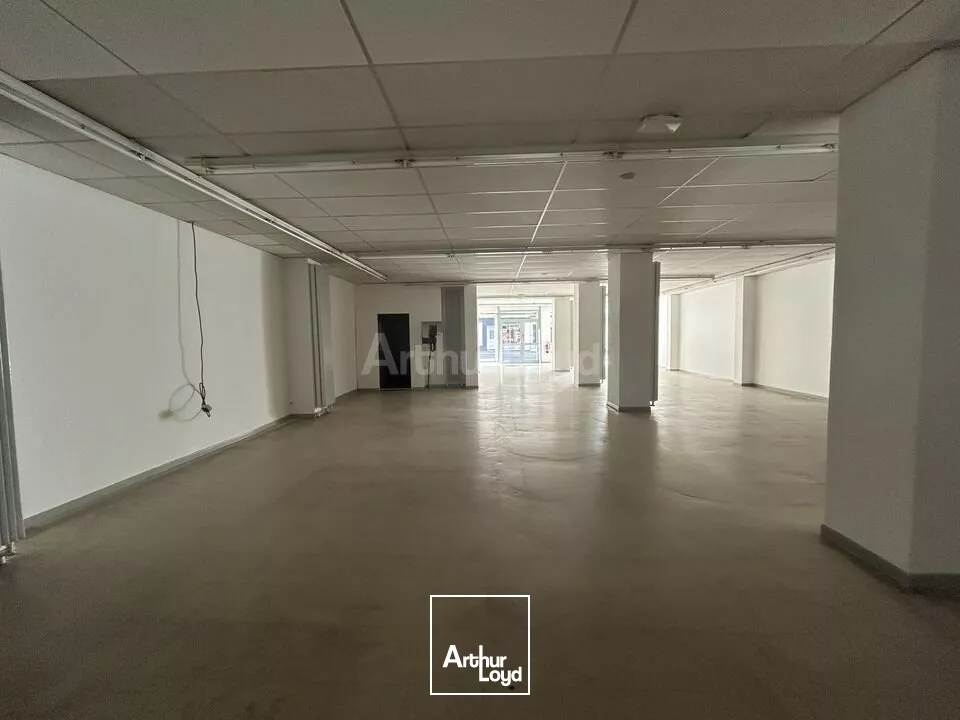 LOCAL COMMERCIAL à LOUER de 240 m²