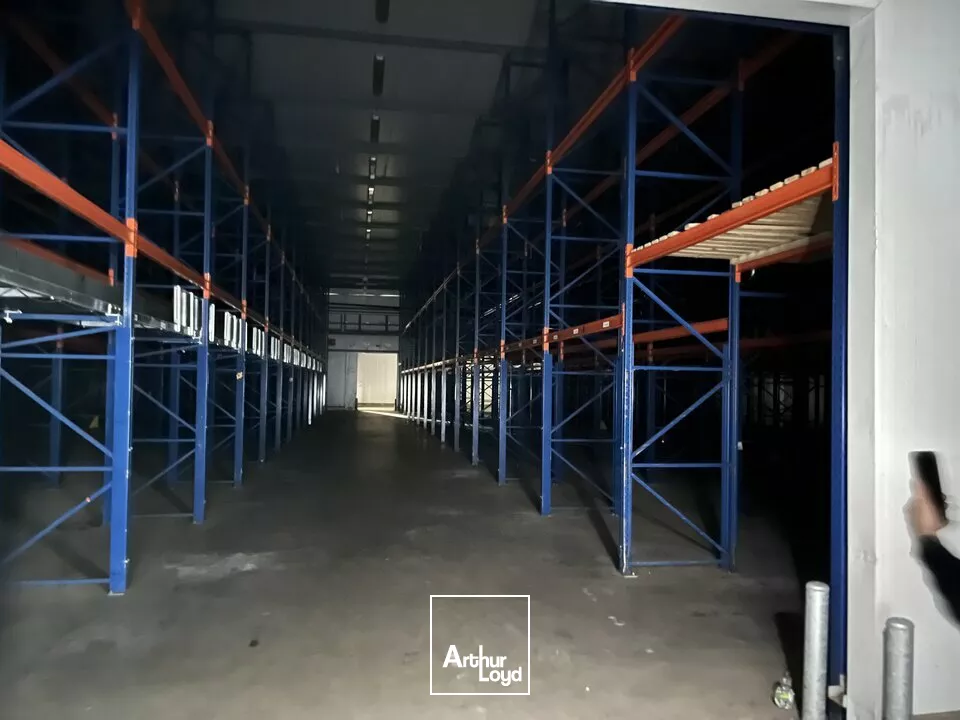A LOUER LOCAL LOGISTIQUE AVEC RACKS ET QUAIS - POITIERS EST - 1330 m²
