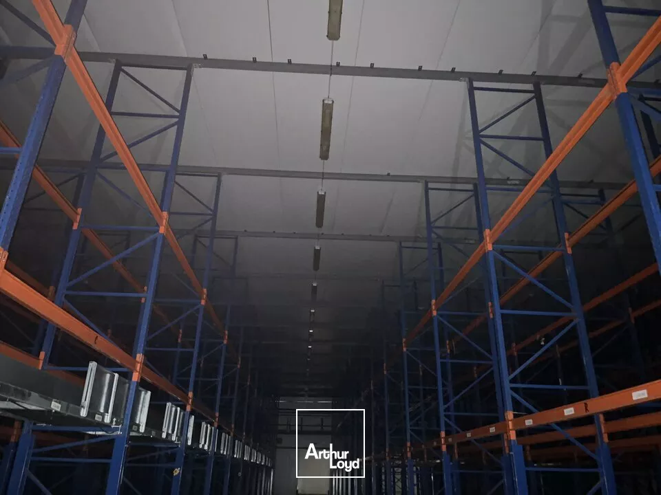 A LOUER LOCAL LOGISTIQUE AVEC RACKS ET QUAIS - POITIERS EST - 1330 m²
