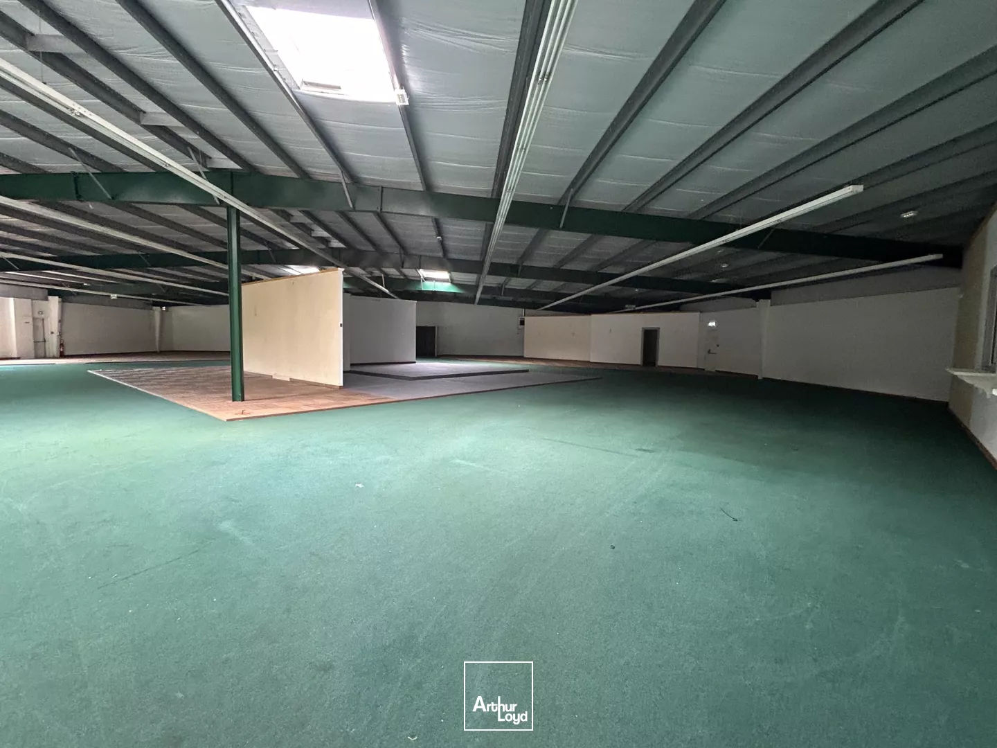 À louer local commercial de 1680 m² à Cadaujac