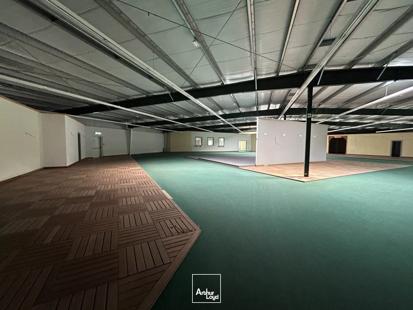 À louer local commercial de 1680 m² à Cadaujac