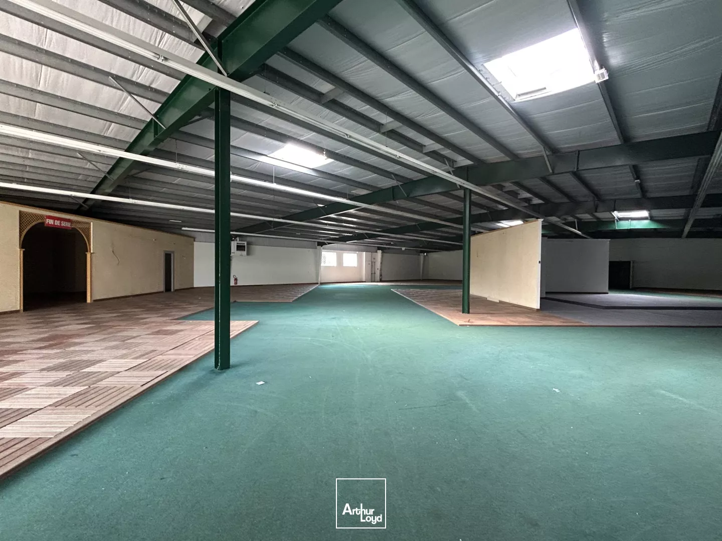 À louer local d'activité et entrepôt de 1680 m² à Cadaujac