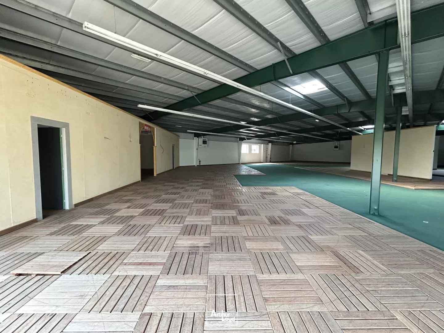 À louer local d'activité et entrepôt de 1680 m² à Cadaujac